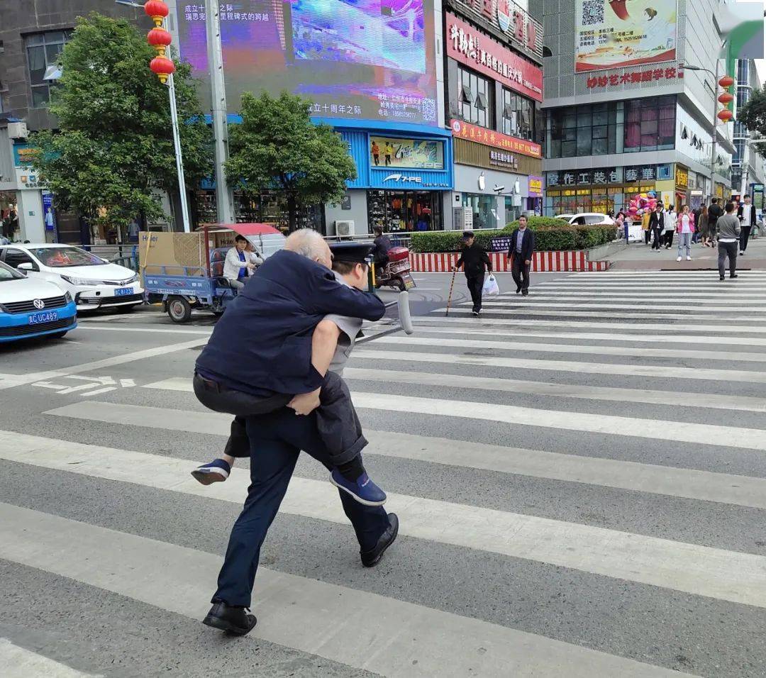 仁怀保安大哥,你的背影真帅!_老人