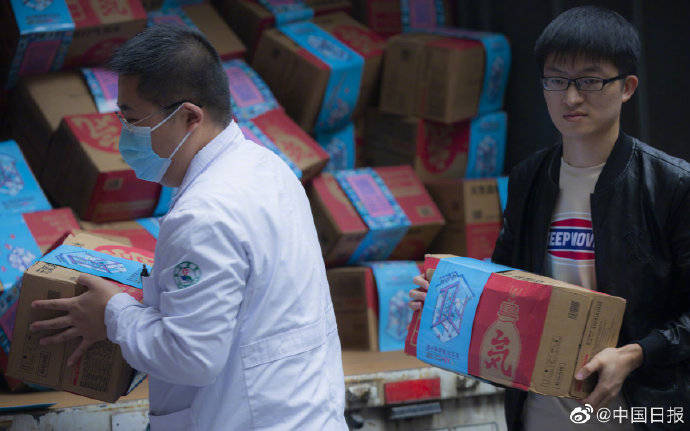 刘野|凭实力得奖！重庆学霸1万瓶饮料送抗疫医护