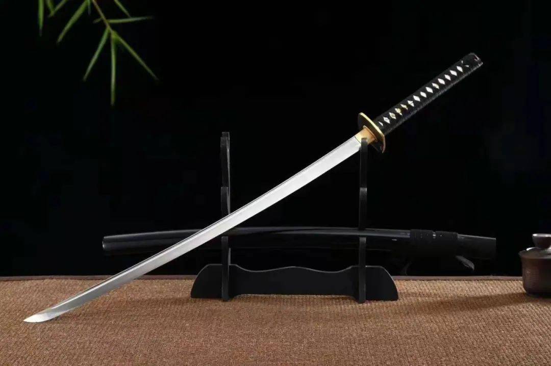 一寸长一寸强！堪称完美的骑兵破甲冷兵器——镀银太刀_日本