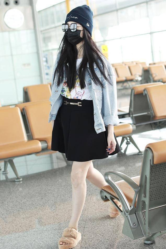 超短裙|范冰冰现身机场，穿超短裙大翻车，腰腹粗壮膝盖太难看