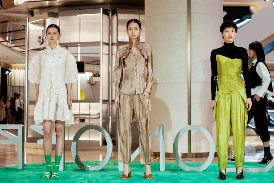 大牌|BFC的2楼变身沉浸式T台,吸引100+位博主来看秀!