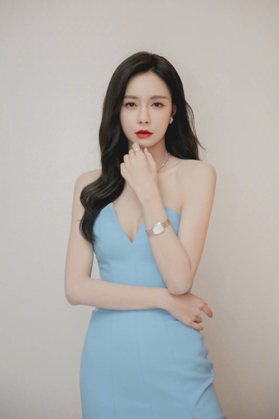 礼服|沈梦辰穿深V礼服勾勒曼妙身材 长发披肩气质温柔