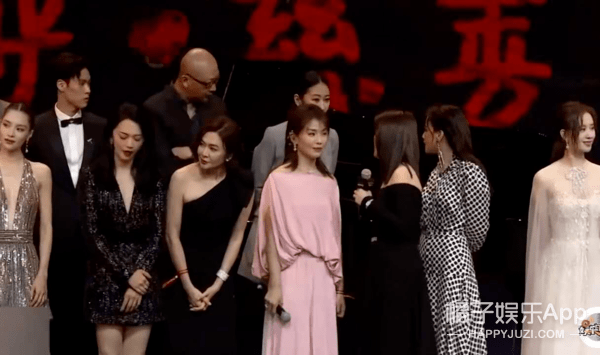 变形|原创百花奖合影全员变形，王俊凯被迫瘦脸孟美岐如蜡像，看得心塞！