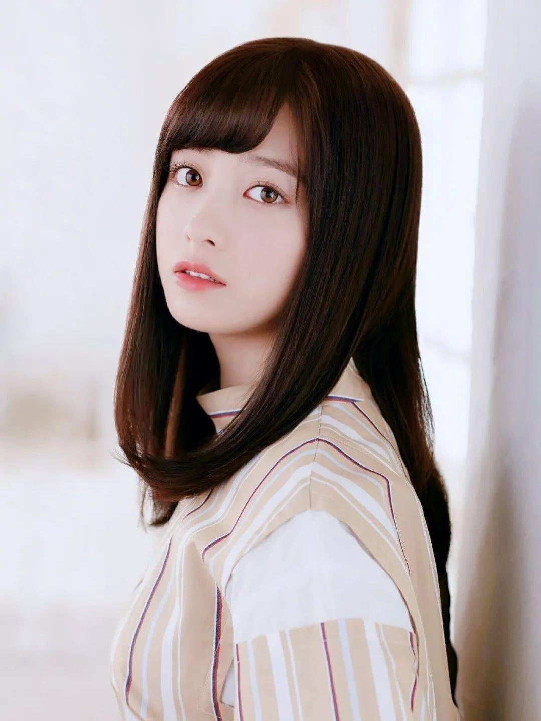 盲目跟风|换发型怕踩雷？拒绝盲目跟风，学会这3个技巧，超显气质还能“一键瘦脸”！