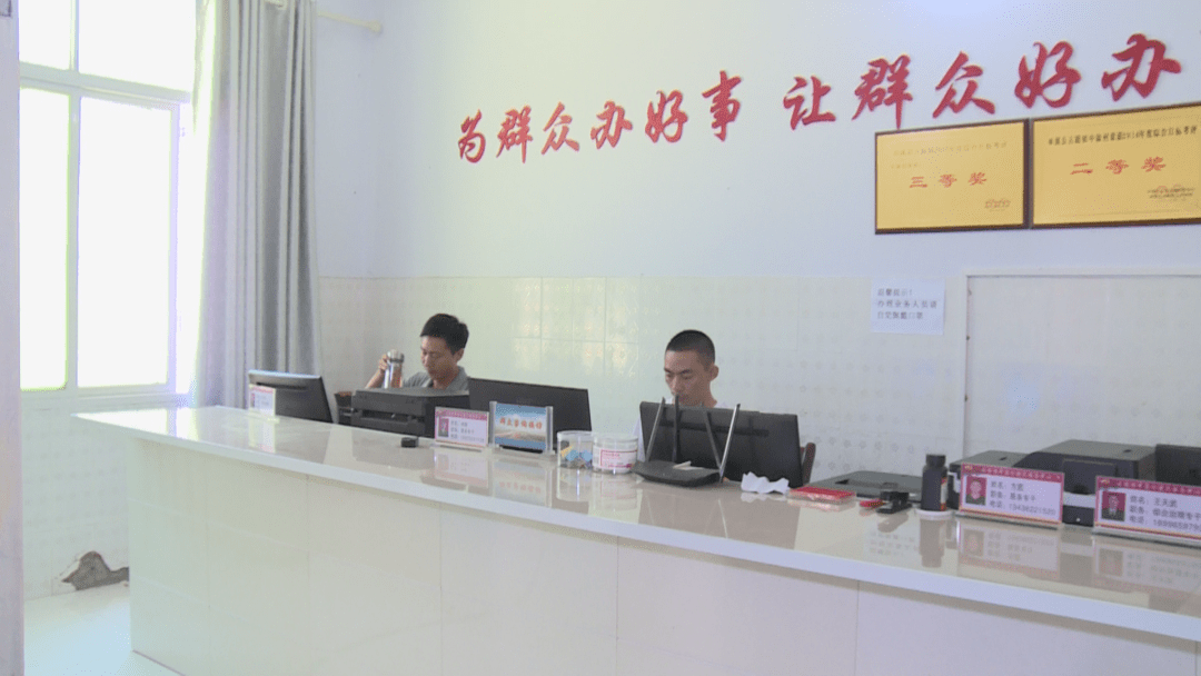 记者来到古路镇中康村办公室看到 驻村工作队已经开始了一天的工作