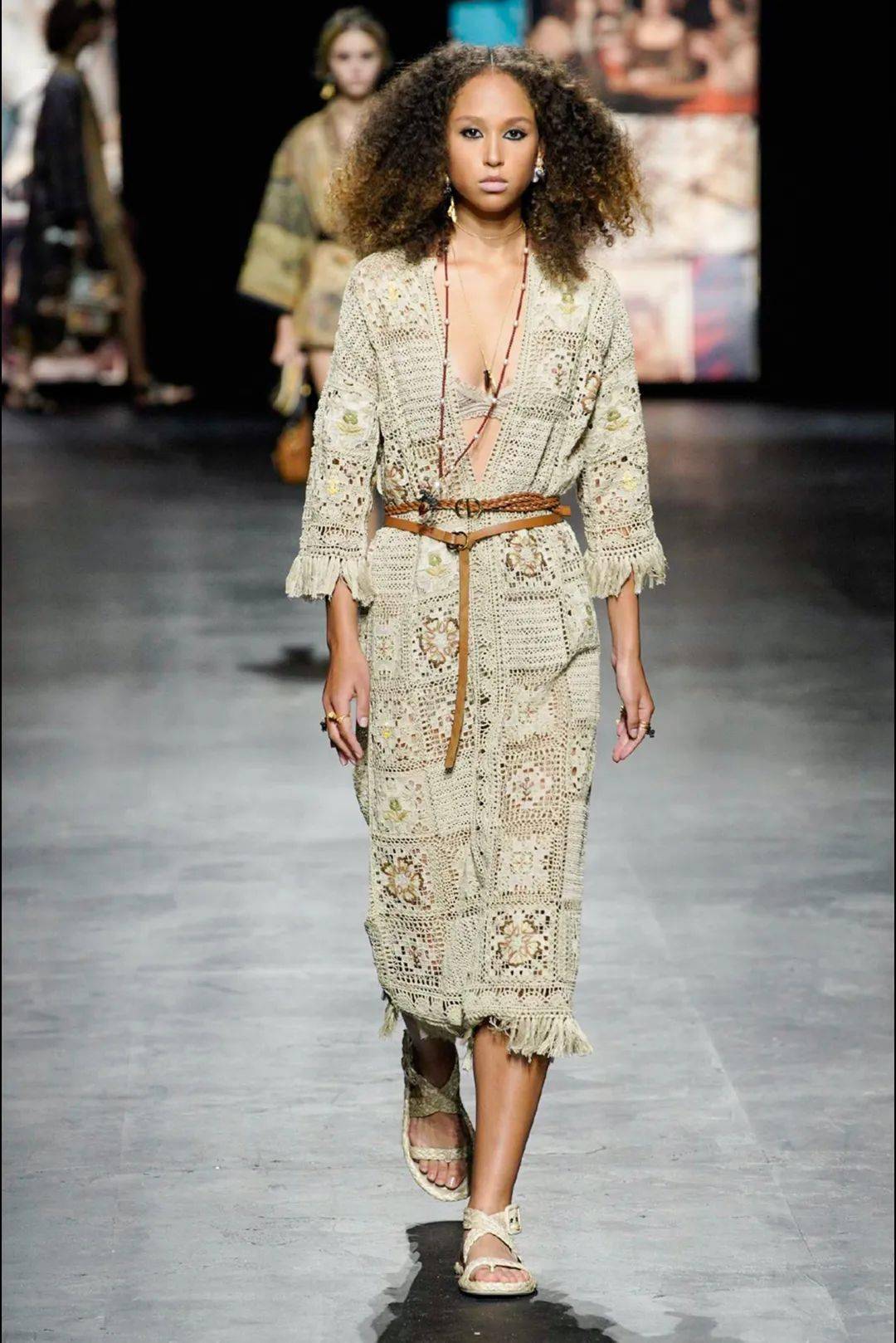 Lucia|让孟美岐、杨采钰都种草的美裙子 据说穿上它才更像“文化人”？