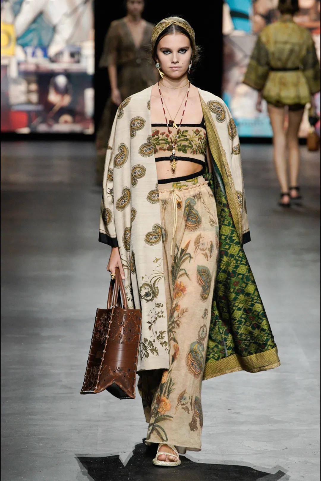 Lucia|让孟美岐、杨采钰都种草的美裙子 据说穿上它才更像“文化人”？