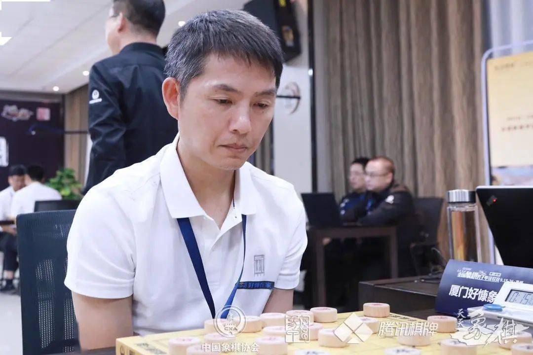 本年度象甲参赛队厦门好慷象棋队教练兼队员郑一泓便是一位青少年象棋