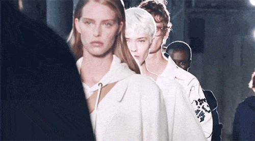 西装|我问一个偶像男星去前女友婚礼穿啥?答:一身荧光绿