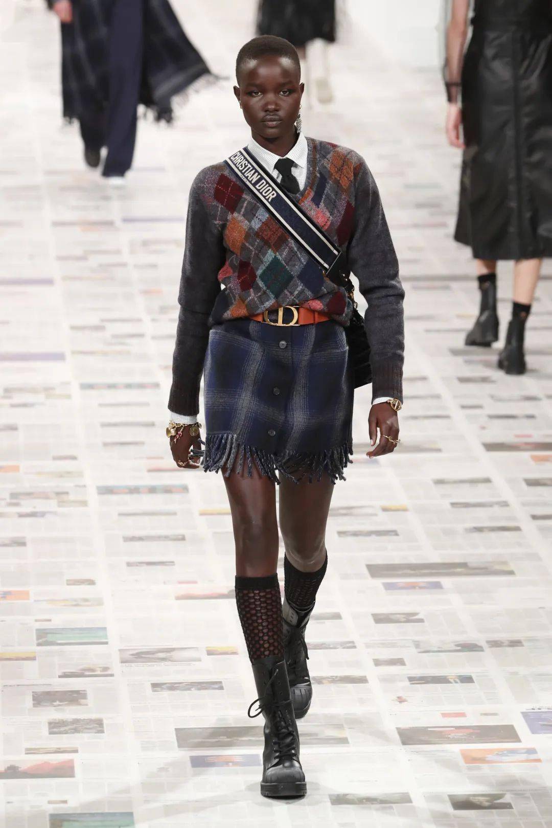 Lucia|让孟美岐、杨采钰都种草的美裙子 据说穿上它才更像“文化人”？