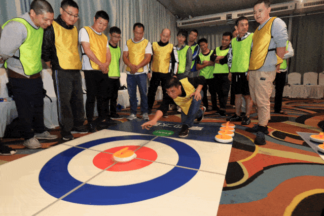 赛,在教练的指导下,12组队员分别在芬兰撞柱,垃圾分类连连看,冰壶争霸