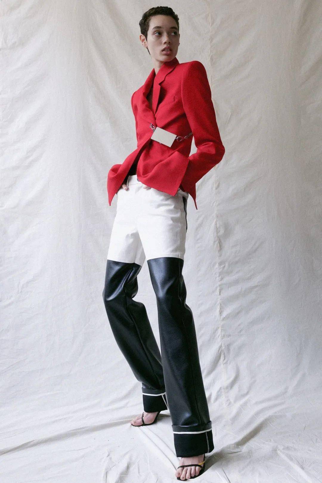 叛逆|他从Celine离职后,创立品牌短短一年火速爆红!新生代叛逆少年的禁欲系极简风~