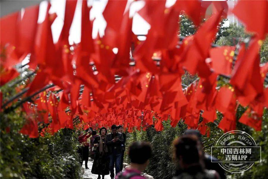 迎接着节日的到来 "贺中秋 迎国庆" 大型造型吸引着过往行人 各个单位