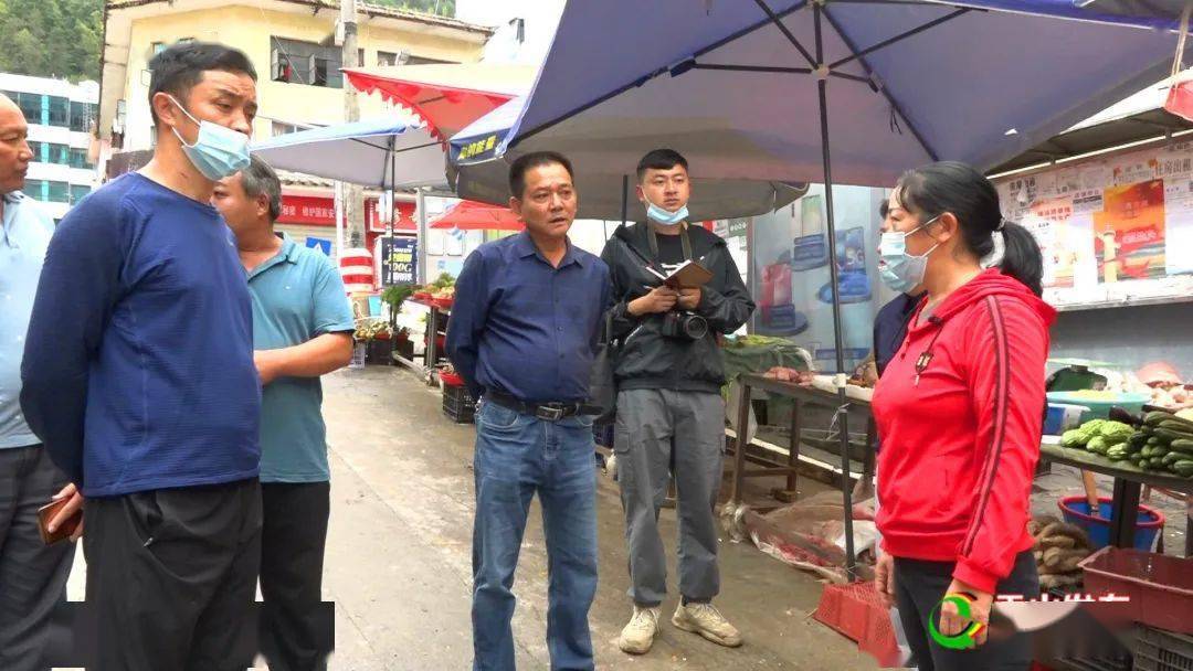 李义军一行先后来到县医院,县农贸市场,部分餐馆酒店,贡山一中,三江