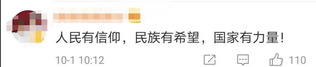 游客为雨中哨兵撑伞，泪目一幕发生了