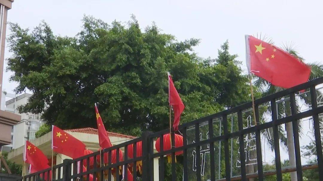 五星红旗迎风飘清远处处中国红国旗的悬挂激发了市民的爱国热情大家的心