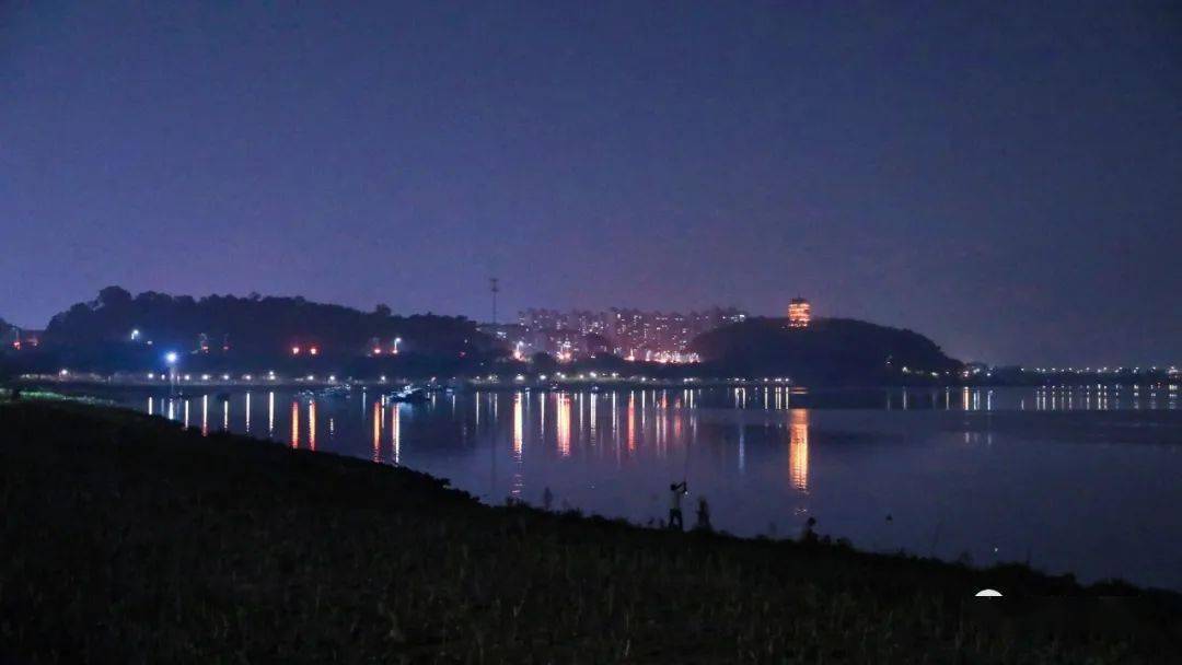 在滨江长廊沙滩,市民还可以远观黄大仙公园文昌阁,滨江沿岸的绚烂