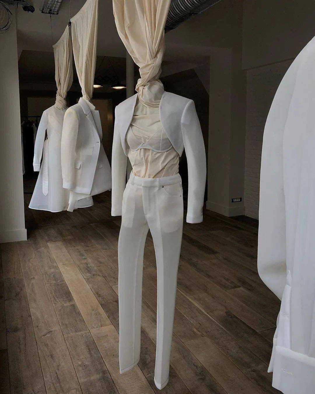 叛逆|他从Celine离职后,创立品牌短短一年火速爆红!新生代叛逆少年的禁欲系极简风~