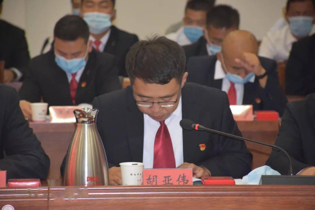 岳普湖第三次青年干部座谈会广大青年要用臂膀扛起如山