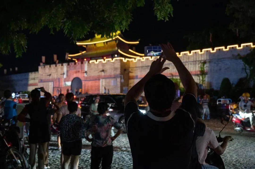 今天,人民日报头版点赞三亚崖州古城光影秀!