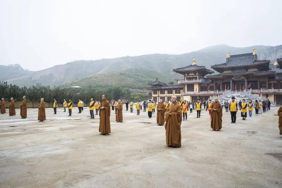 热烈庆祝新中国成立71周年,保定兜率寺举行庄严升国旗仪式