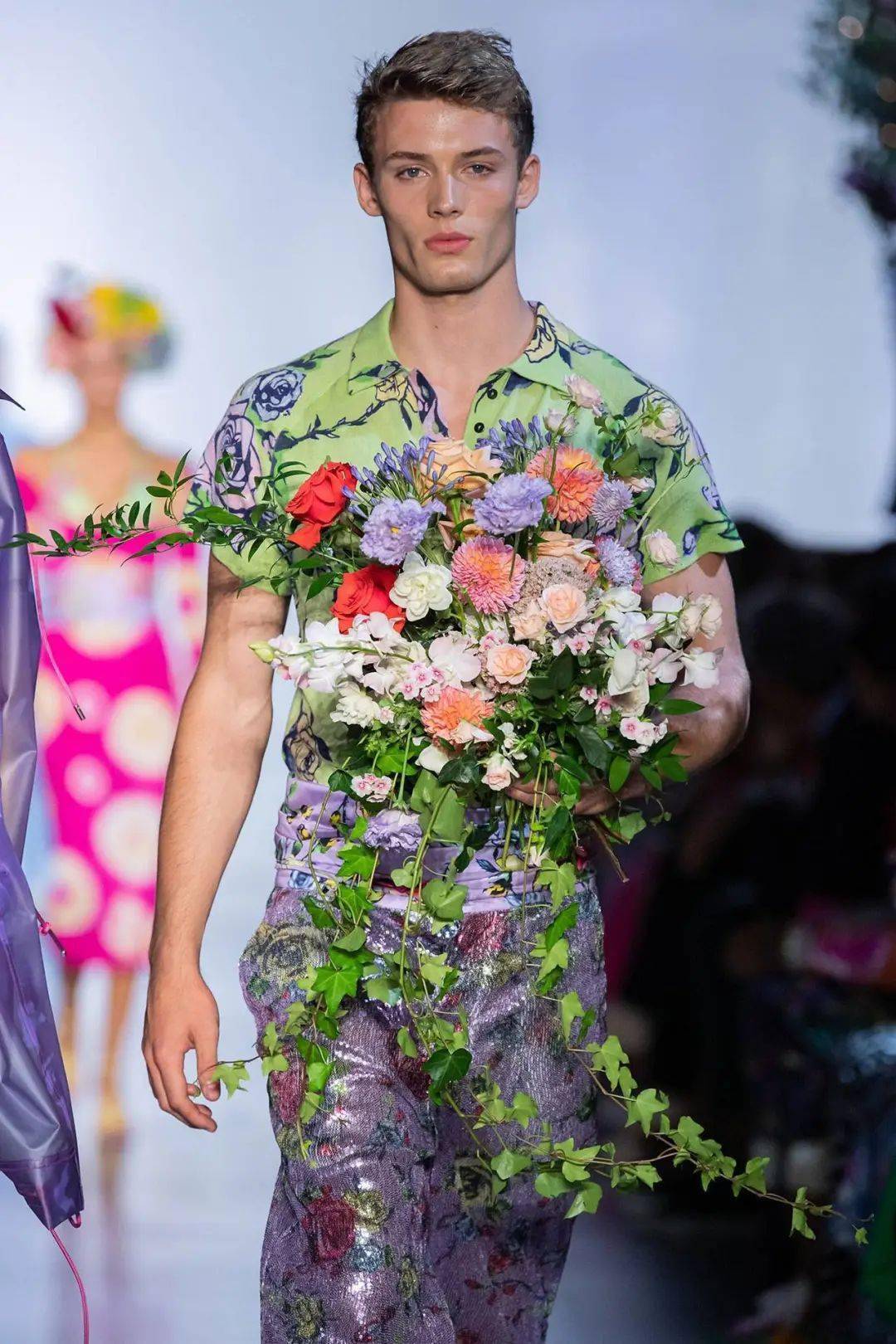 Gurung|犹如花卉田园诗的超美礼服设计，来自尼泊尔的＂名媛杀手＂设计师，美国第一夫人都爱他！