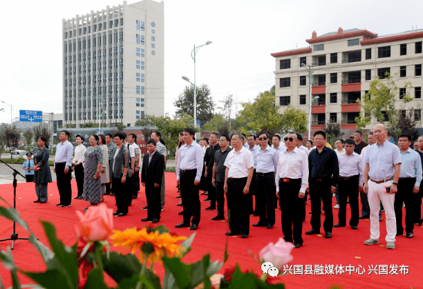 钟源兴老师与36名小红星倾情演绎《长征组歌之大会师,一首发自肺腑