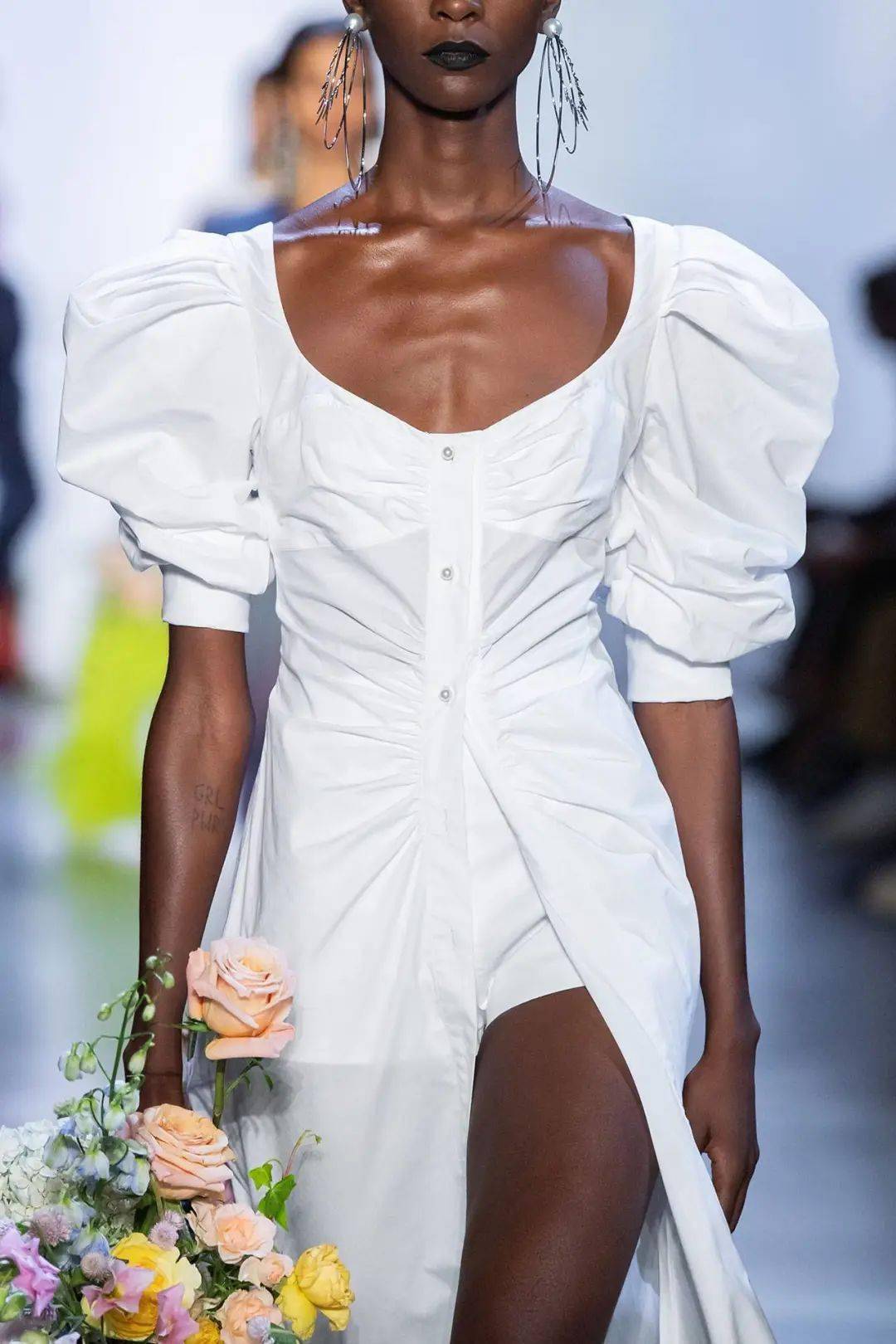 Gurung|犹如花卉田园诗的超美礼服设计，来自尼泊尔的＂名媛杀手＂设计师，美国第一夫人都爱他！