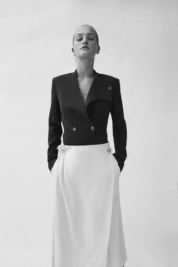 西服|被腿更长的她“抢”了代言,小S心服口服