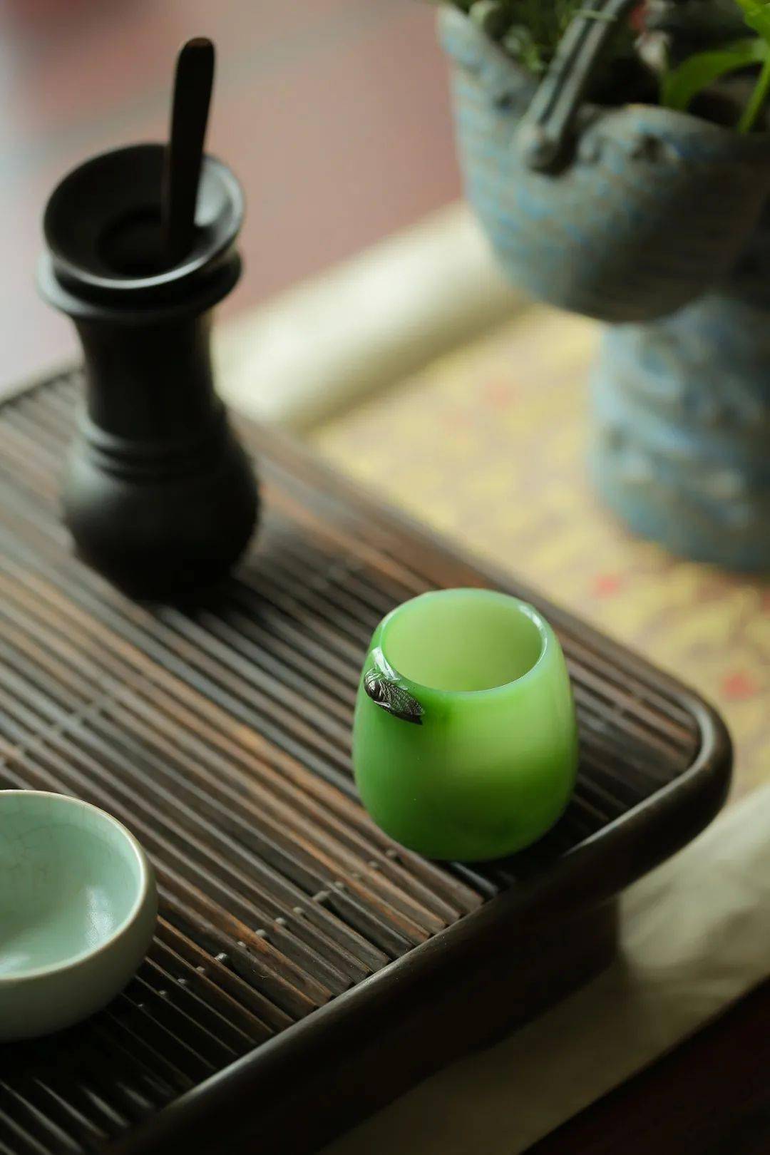冰底|碧玉还是翡翠?这个玉石有点另类