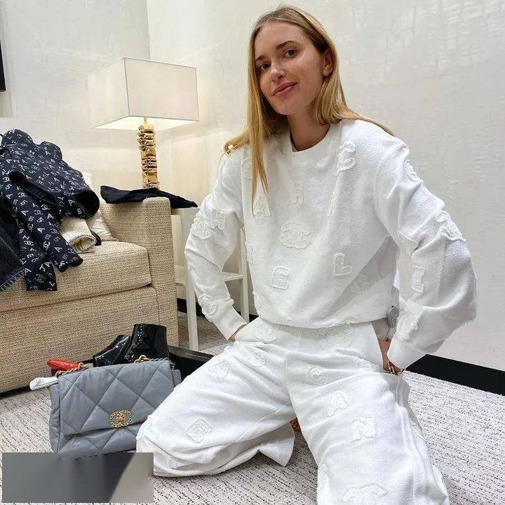 西服|被腿更长的她“抢”了代言,小S心服口服