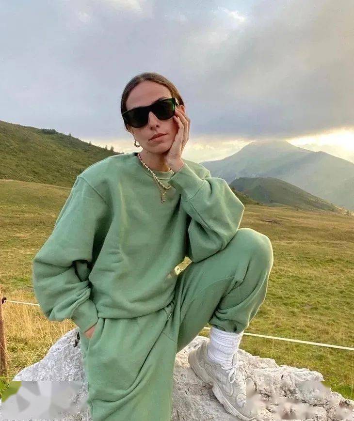 西服|被腿更长的她“抢”了代言,小S心服口服