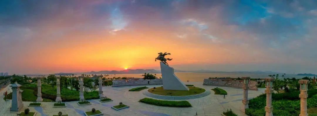 伏波广场是防城港人民用以纪念东汉伏波将军马援地方,他对广西沿海