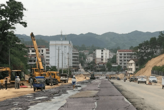 英山环城一级公路,梅沙线,水杨线,过石公路,张长线等重点交通项目现场