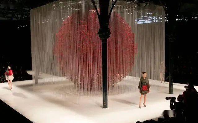 虎头|时髦办 | 虎头、眼睛都不是高田贤三,他只是纯粹的爱花少年