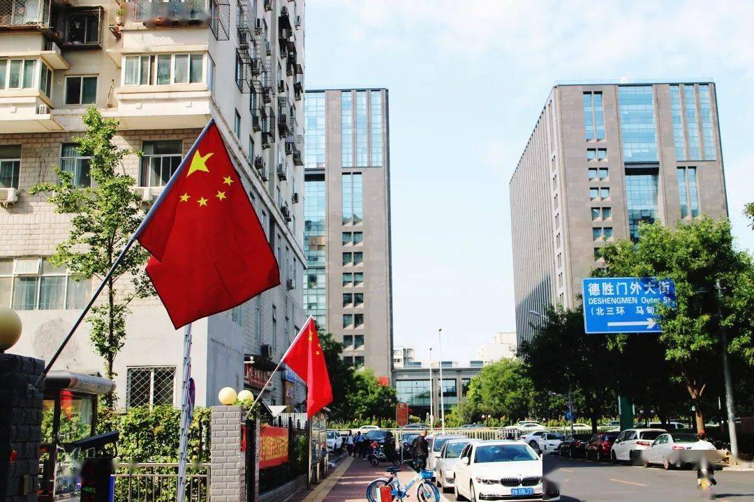 随风飘动的五星红旗让我们深深感受到 有一种感动叫"中国红" 有一种