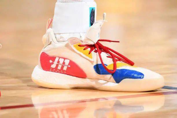 Waffle|侃鞋丨阿迪达斯的2020：惨痛之下，仍有光芒