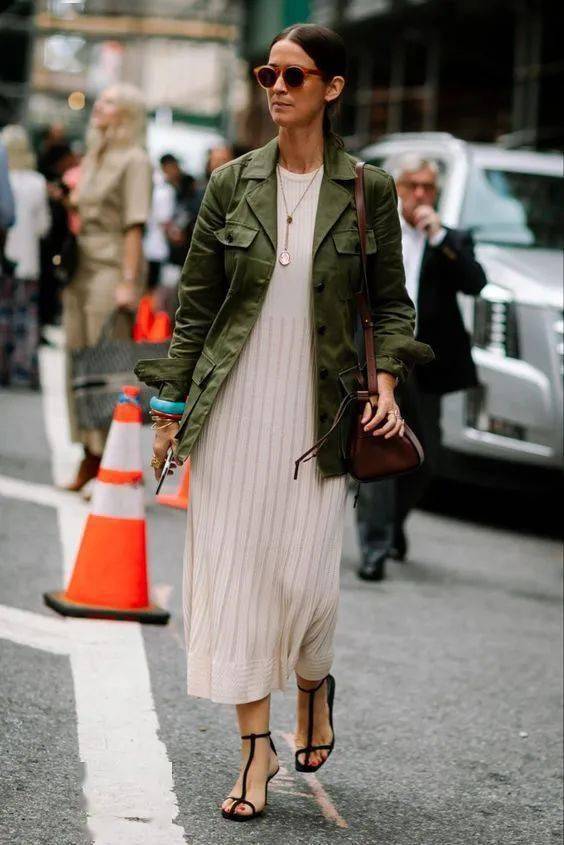 什么|穿衣搭配：外套里面穿什么？这3款基础内搭让你时髦整个秋天！