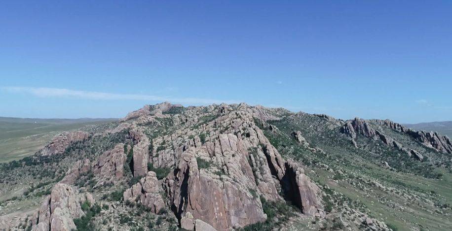 素有"草原盆景"之美誉的乌里雅斯太山景区位于东乌珠穆沁旗乌里雅