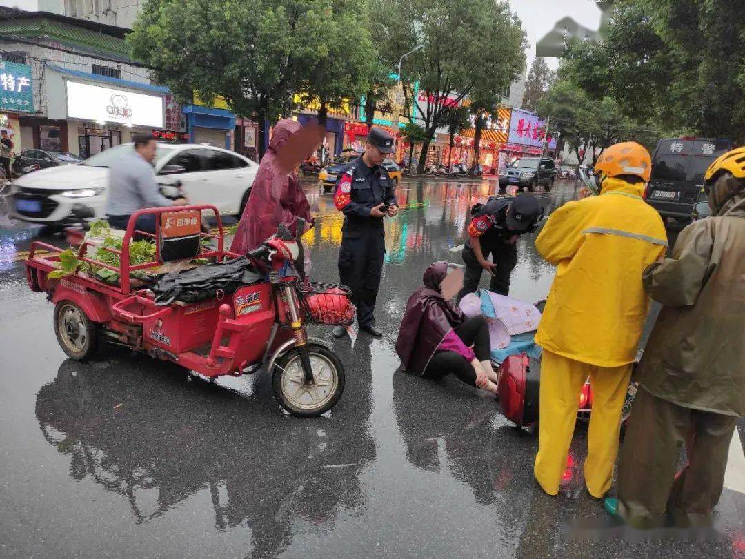 潜山警察巡逻途中遇车祸紧急救助暖人心