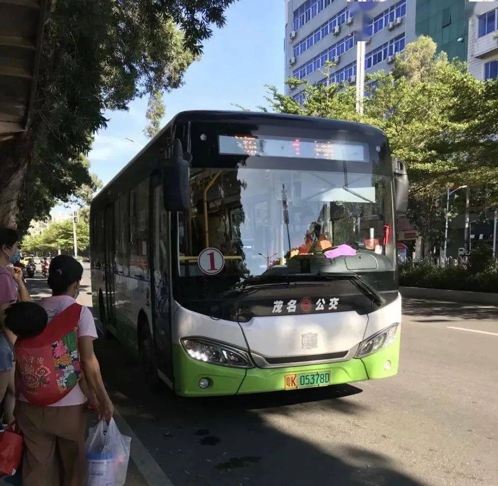 默默净化城市容颜  无论什么节日  在车来车往的马路上  茂名公交