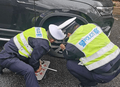 老总当修车工_修车工图片(2)