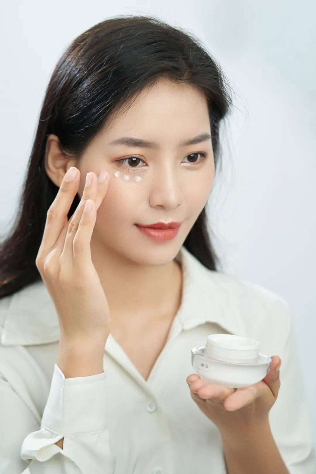 黑眼圈|430年的马应龙放大招,八宝古方做的眼霜,眼纹淡了