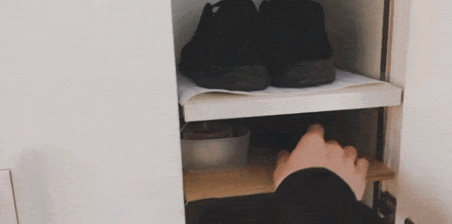 门前还放了把椅子, 椅子上放了一盏灯, 是小哥对房间的一处设计