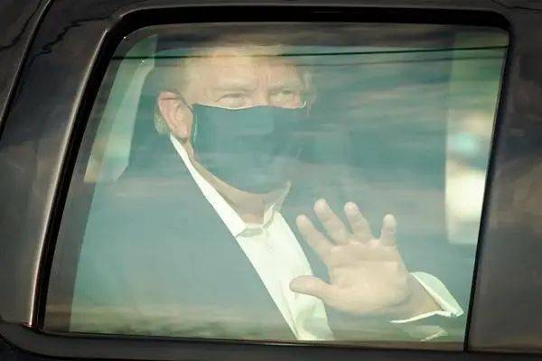 鲍威尔|特朗普治疗方案曝光！拒绝2.4万亿美元刺激计划，美股尾盘跳水，原油、黄金也大跌