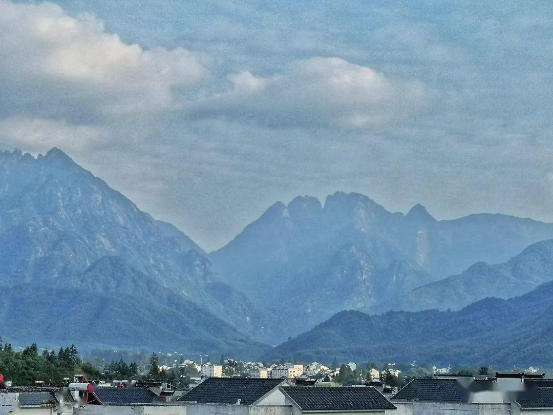 这是焦村,没错,远景就是闻名遐迩的黄山.