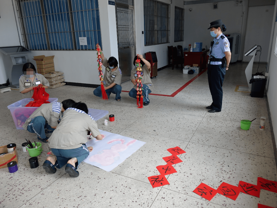 江门监狱执勤警察对罪犯开展集体座谈.