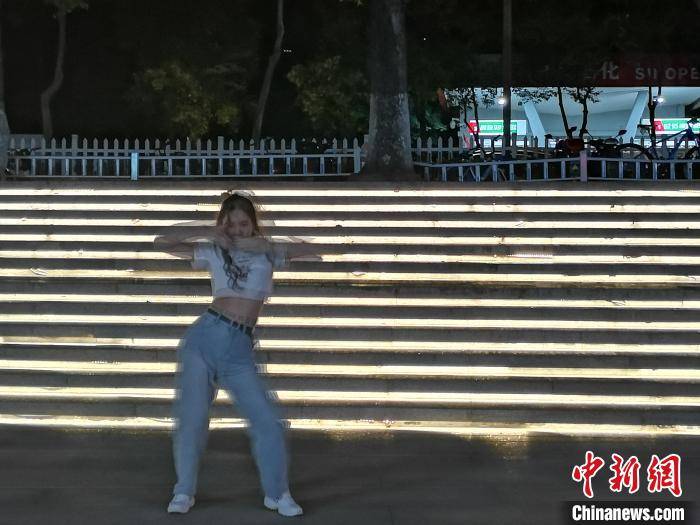 秦淮河|国庆假期南京老街重拾“烟火气”：歌声萦绕秦淮河畔