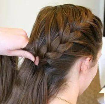 发型|2款让人看起来非常唯美的发型，中长发柔美编发！