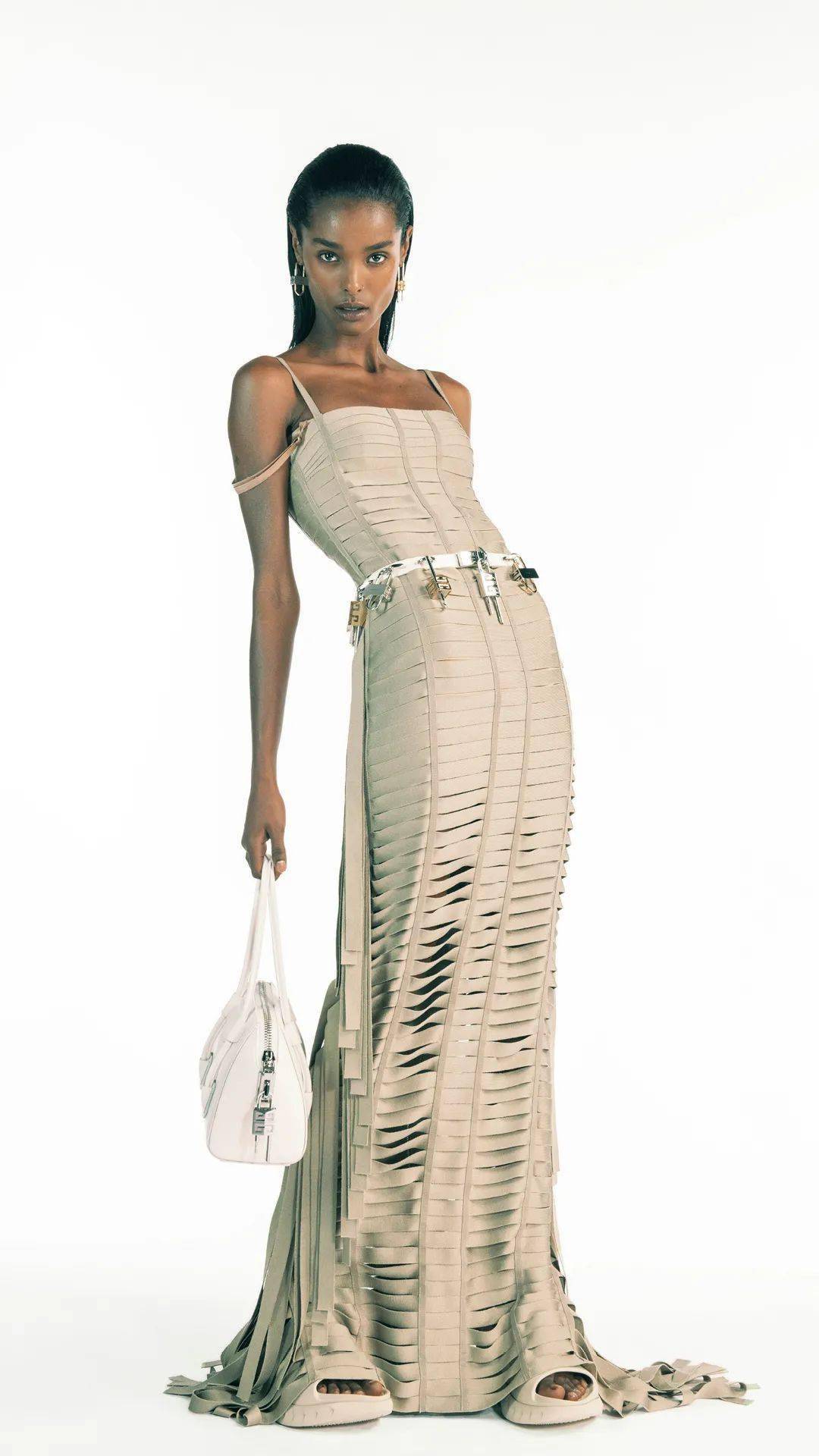 Waight|硬朗、精准、优雅又前卫，GIVENCHY换设计师后的首季度大赏！